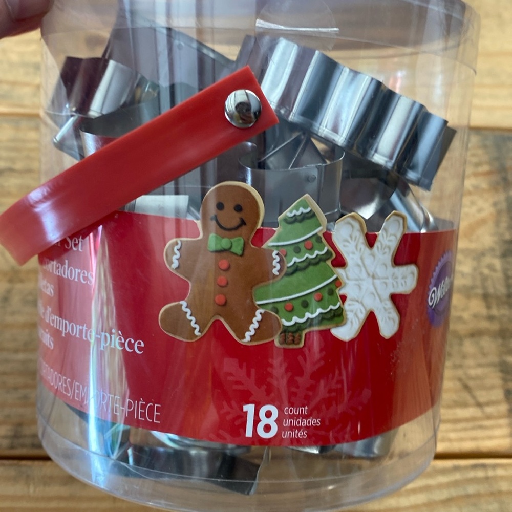 New Wilton Cookie Cutter Set - 18 Christmas metal cookie cutters